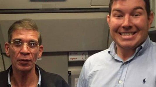 Insólito: pasajero se sacó una selfie con secuestrador de avión