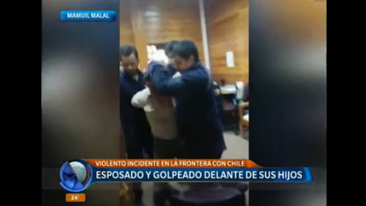 Esposado y golpeado delante de sus hijos