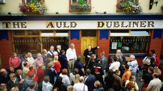 Irlanda: el funeral que terminó en karaoke y fiesta en un pub