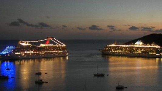 Vio que zarpaba su crucero y se tiró al agua para alcanzarlo: la rescataron con hipotermia