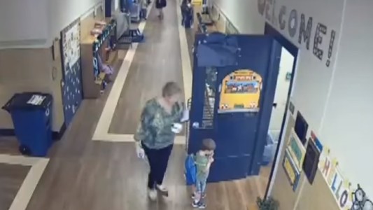 Una profesora tira al suelo de un rodillazo a un niño con capacidades diferentes