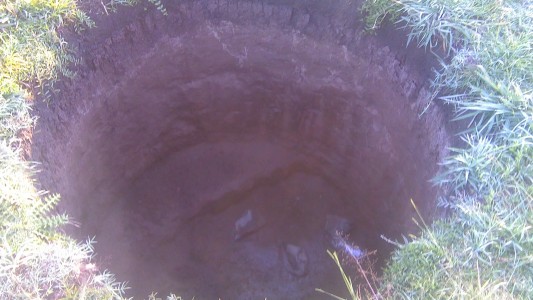 Atraparon a un ladrón que cayó en un pozo tras robar en una casa