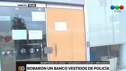 Robaron un banco disfrazados de policías