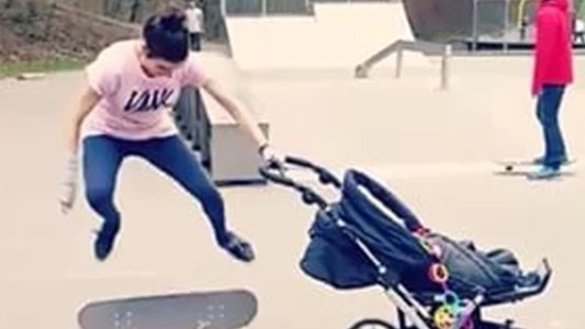 #EsViral: la mamá que hace skate mientras pasea a su bebé