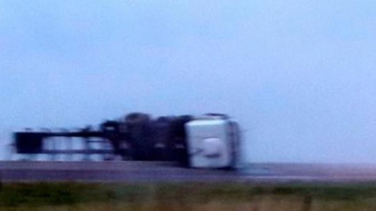 Tornquist: volcó un camión con sustancias tóxicas y piden no salir de las casas