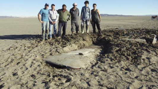 Tras evaporación en un lago de Chubut, hallaron un avión perdido hace más de medio siglo