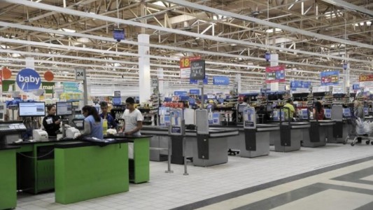 Escaso público en hipermercados en la jornada de boicot de compras
