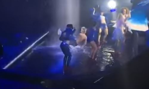 Blooper: Justin Bieber se resbaló mientras cantaba durante un show