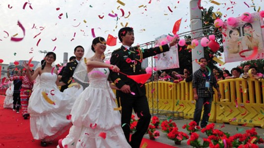 Tras el casamiento de dos gemelos con dos gemelas, los cuatro debieron operarse para no confundirse