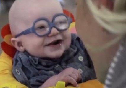 #EsViral La tierna reacción de un bebé al ver a su mamá por primera vez