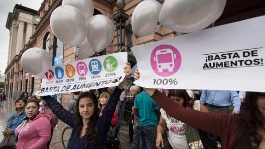 Largas colas por tarifa social y resignación de los usuarios por el aumento del transporte
