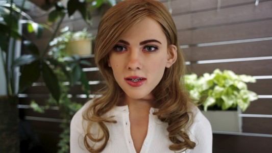 La historia del hombre que creó una mujer robot igual a Scarlett Johansson con la que vive