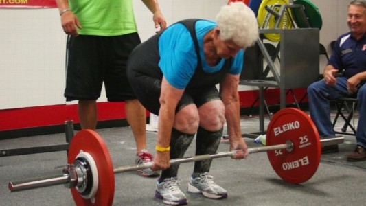 La abuela de 78 años que levanta pesas de 107 kilos y es furor en las redes
