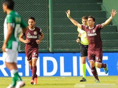 Lanús le ganó el clásico a Banfield y sigue firme en la punta