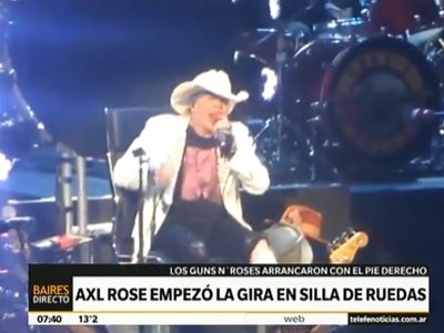Axel Rose comenzó su gira en silla de ruedas