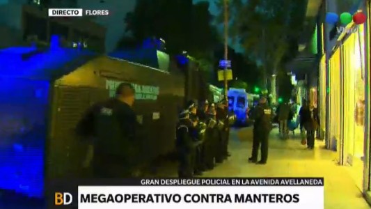 Gran despliegue policial en un operativo contra los manteros en Flores
