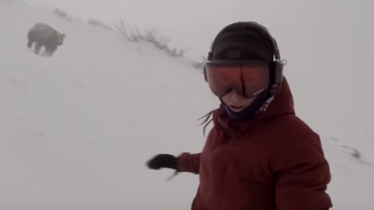 Deporte extremo: se grabó practicando snowboard sin darse cuenta de que la perseguía un oso