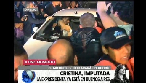 Manifestantes se agolparon en el auto que trasladaba a Cristina Kirchner