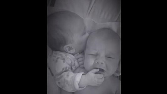 Video tierno: un bebé le da su pulgar a su gemelo para que se calme