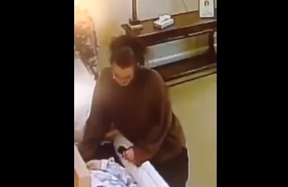 Mujer le roba anillo de bodas a un cadáver en su ataúd