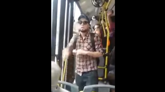 Escándalo en un colectivo: lo acusaron de abuso y se defendió con gas pimienta