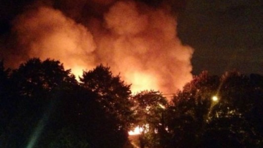 Importante incendio en un depósito de Caseros: trabajan al menos 20 dotaciones de bomberos