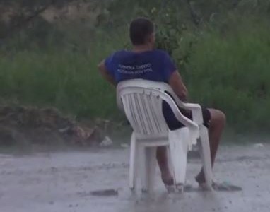 El hombre sin pies ni manos al que le prohíben vender en la calle