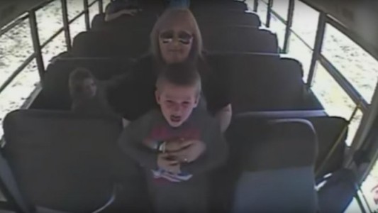 Video: la colectivera heroína que salvó a un nene que se había tragado una moneda