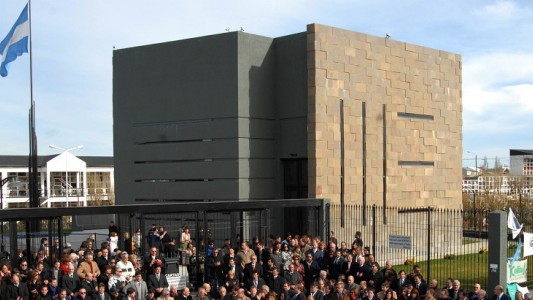 Allanan oficinas del gobierno de Santa Cruz por el mausoleo de Néstor Kirchner