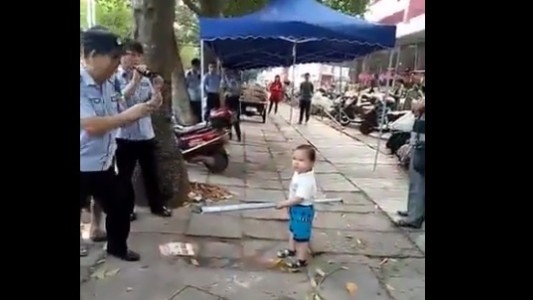#EsViral El pequeño chino que defiende a sus abuelos de la policía con un caño