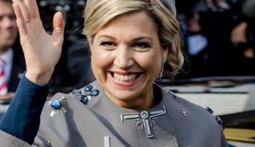 Polémica en Alemania: acusan a la reina Máxima de usar un tapado con símbolos nazis