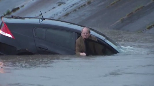 El increíble rescate de un periodista a un hombre al que se le hundió el auto