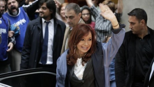 Cristina Kirchner acusó a los Macri, funcionarios del actual gobierno y medios que compraron dólares a futuro