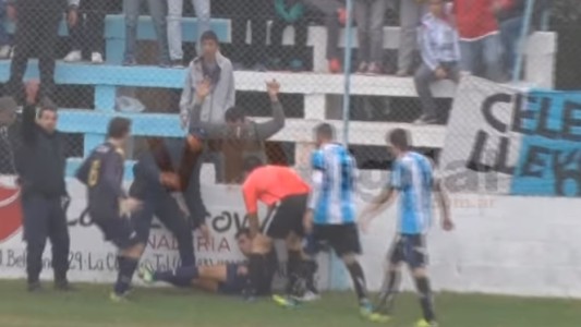 Video: otra vez un futbolista resultó gravemente lesionado al chocar contra una pared