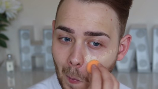 Los hombres también usan maquillaje y lo muestran en redes sociales