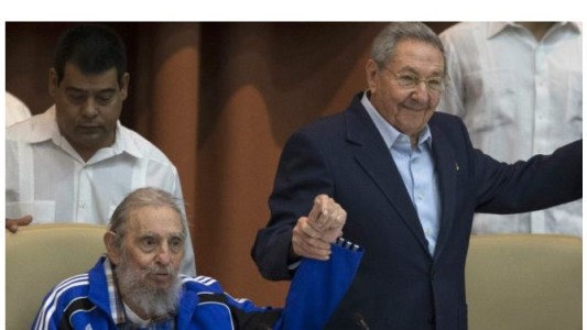 Fidel y Raúl Castro dejan los Congresos del Partido Comunista