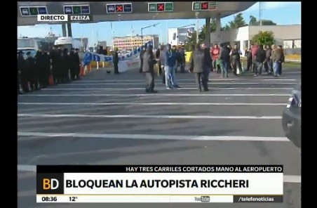 Protesta de tercerizados en el acceso al Aeropuerto de Ezeiza