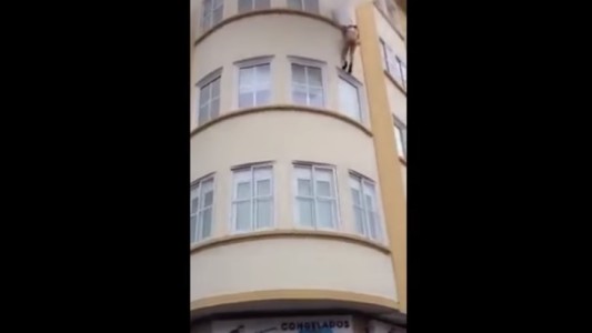 Video impactante: Una mujer se tira al vacío mientras se incendia de su departamento