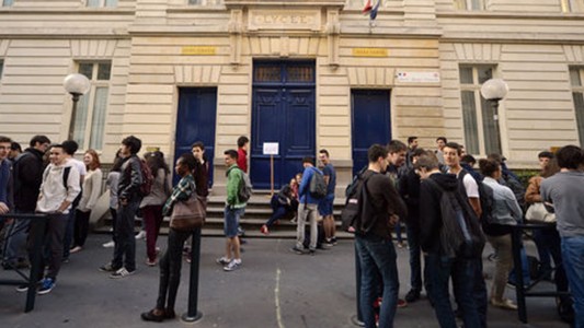 Francia: autorizan a alumnos a fumar en el colegio por temor a los atentados
