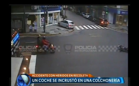 Video: un auto se incrustó en una colchonería