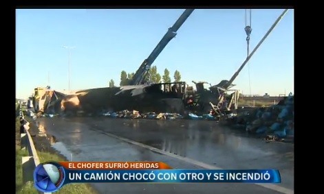 Un camión chocó con otro y se incendió
