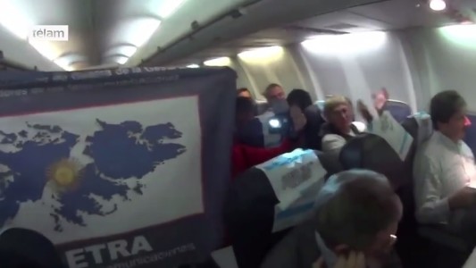 Homenaje a ex combatientes de Malvinas en pleno vuelo