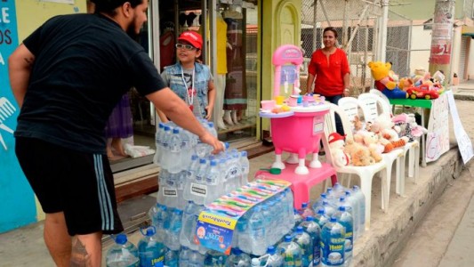 Terremoto en Ecuador: una nena canjea sus peluches por agua