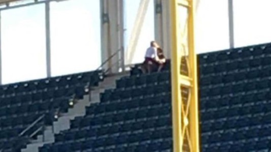Se aburrieron y tuvieron sexo en la tribuna