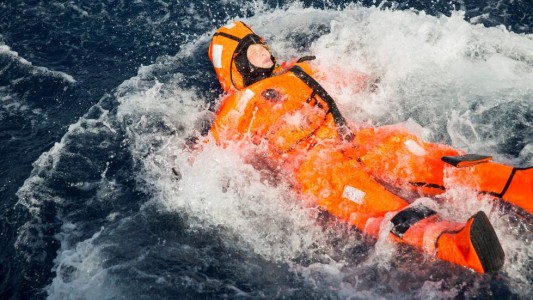 Ministra noruega se tiró al Mediterráneo para "experimentar" qué sienten los refugiados