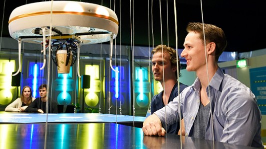 Abre el primer bar atendido por drones del mundo