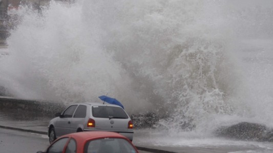 Cortan la costa marplatense por posibles olas de hasta tres metros de altura