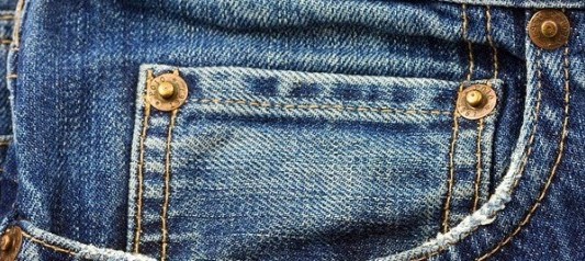 Para qué sirven esos pequeños remaches de cobre de los jeans