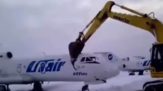 Le avisaron que estaba despedido y destruyó por completo un avión