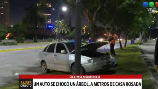 Un auto perdió el control y chocó contra un árbol detrás de la Casa Rosada